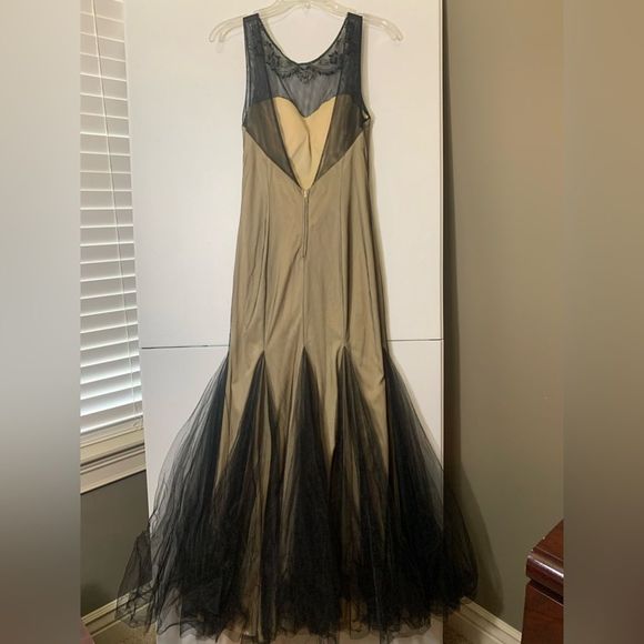 DEB Formal Dress Nude Black. Sz 7 / 8. Mermaid sequins. Sleeveless. Like New - Picture 10 of 13